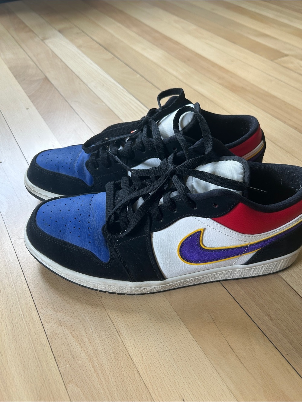 Nike Low-Top Jordan’s rivals size 10